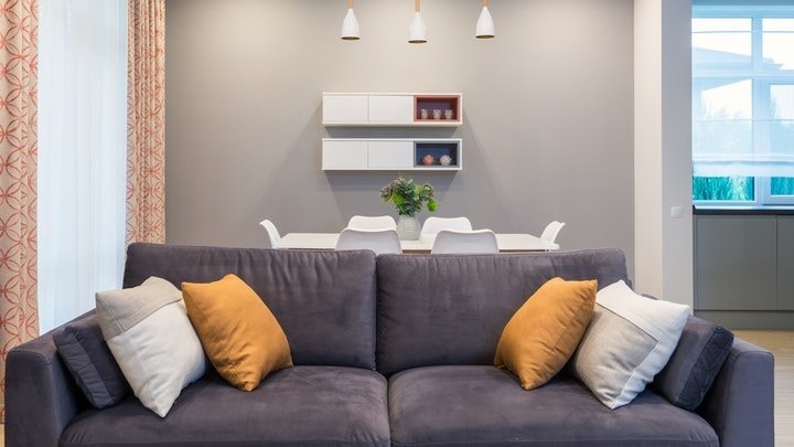 sofa-de-color-gris-con-cojines