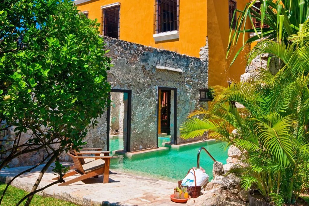 Hacienda Puerta Campeche es uno de los hoteles que comparte un increíble espacio de magnificencia histórica y arquitectónica, conformado por variedad de haciendas