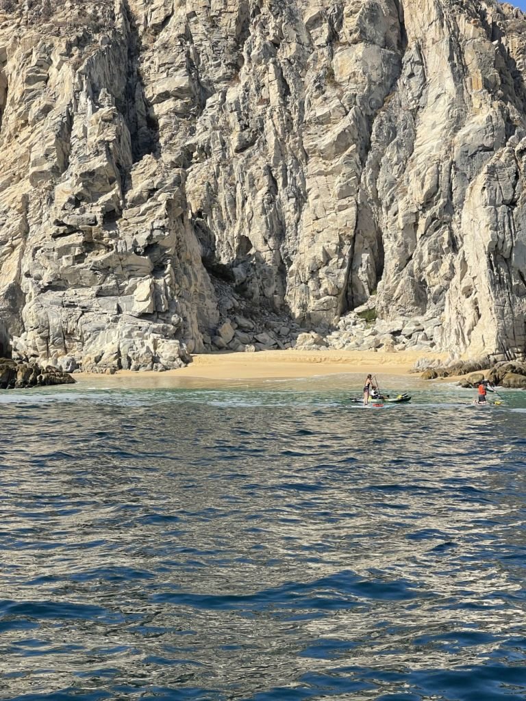 En este recorrido por catamarán en El Arco de Los Cabos puedes ver ballenas y hacer snorkel en un playa privada