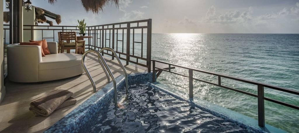 Este hotel de México tiene bungalows sobre el mar que te harán sentir en las Maldivas