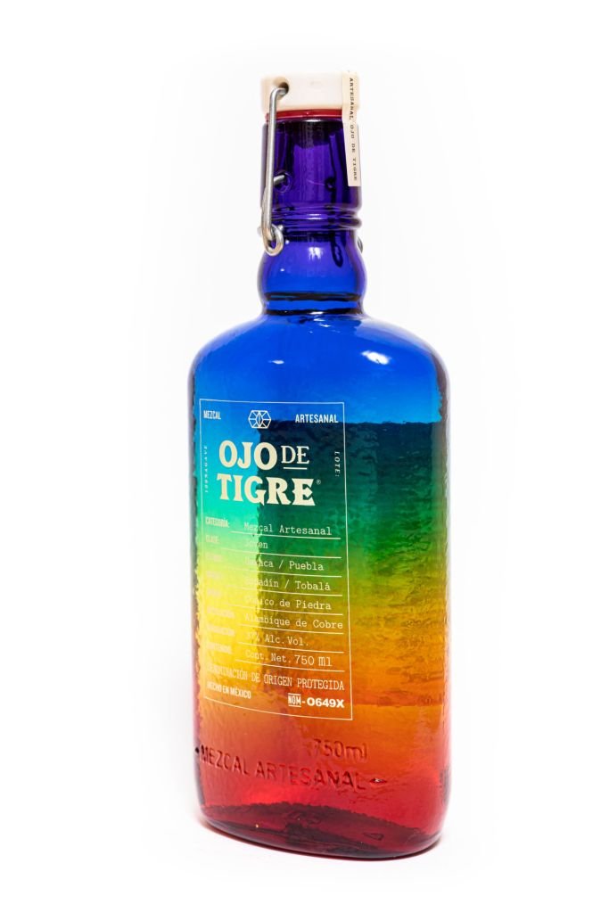 Esta botella de mezcal es las más cool y junto con apoya a la comunidad LGTBQ+