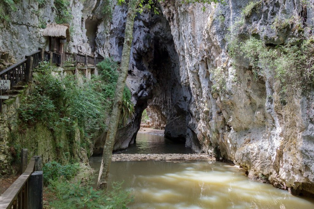 Este parque ecoturístico alberga enormes tabernas y arcos de piedra natural donde escalar