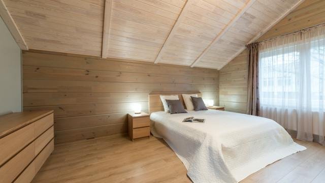 habitacion-con-paredes-y-techo-de-madera