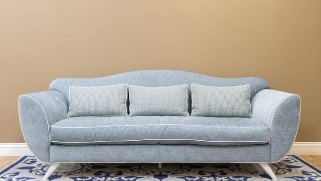 cojines-en-sofa-de-color-azul