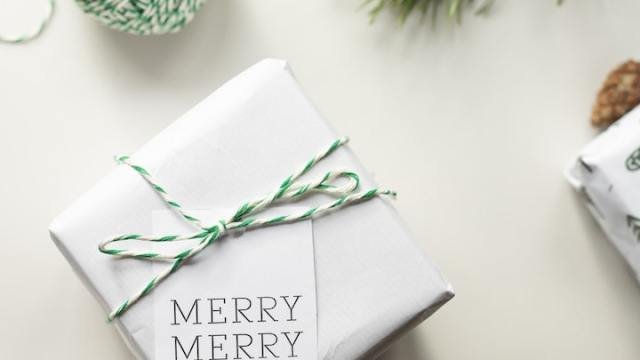 regalo-de-navidad-envuelto-en-papel-blanco
