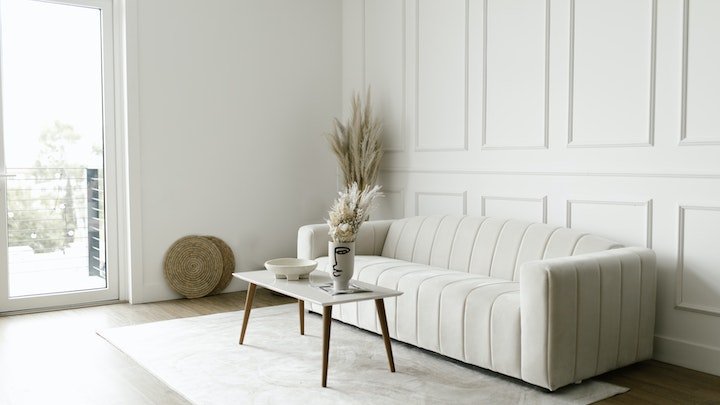 sofa-en-color-claro-sobre-una-alfombra