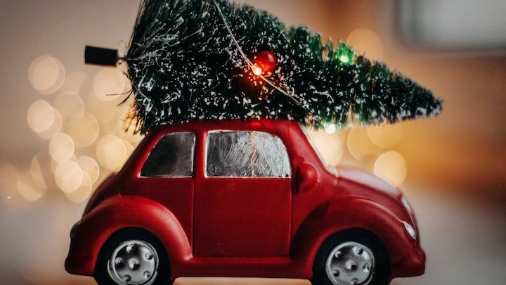 coche-y-arbol-de-navidad-en-miniatura