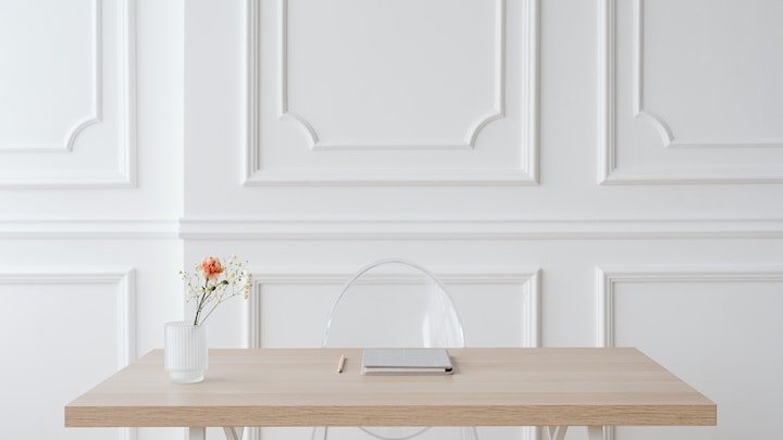 escritorio-junto-a-pared-de-color-blanco