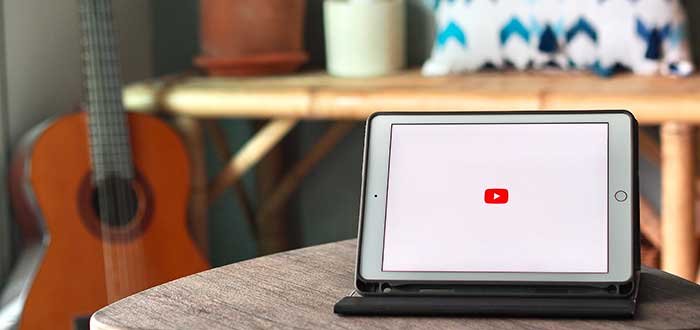 tablet sobre una mesa con la aplicación de youtube abriendo