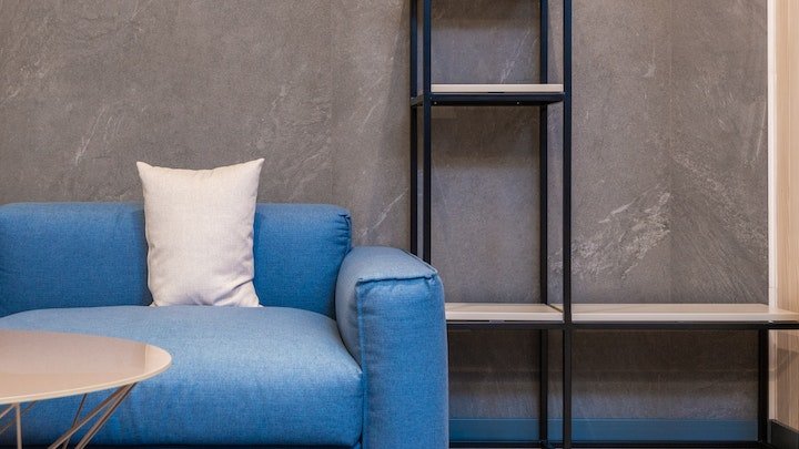 sofa-de-color-azul-y-estanteria
