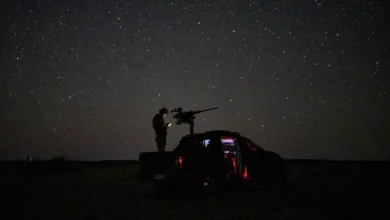 Ucrania cumple cuatro años de guerra: la vida sigue entre bombas, resiliencia y heridas abiertas 4 Un soldado ucraniano de la unidad antidrones opera en la región de Donetsk en busca de aeronaves enemigas