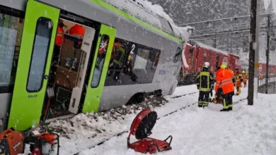 Avalancha en los Alpes suizos provoca descarrilamiento de tren y deja al menos cinco personas heridas 7 Un tren regional descarrilado en Goppenstein, en el sur de Suiza,