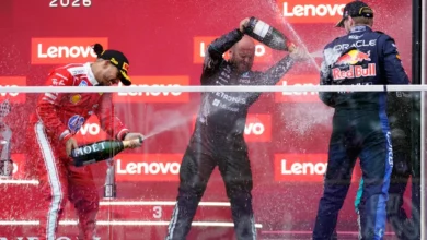 Antonelli sigue imparable y conquista Canadá con su cuarta victoria consecutiva en Fórmula 1 28 El piloto británico de Ferrari, Lewis Hamilton, el técnico principal de materiales compuestos del equipo Mercedes, Dean Hale, el piloto holandés de Red Bull Racing, Max Verstappen, y el ganador de la carrera, el piloto italiano de Mercedes, Kimi Antonelli