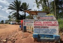 Ébola, guerra y hambre: la tormenta perfecta que golpea al Congo 4 Entrada al hospital de la población de Mongbwalu, en la provincia de Ituri, este de la República Democrática del Congo, donde la organización Médicos Sin Fronteras trabaja para atender el brote de ébola desatado este mayo. La Organización Mundial de la Salud pide un alto el fuego en toda esa región donde actúan movimientos insurgentes armados, para posibilitar la asistencia a las personas y contener la enfermedad que amenaza ya a países vecinos.