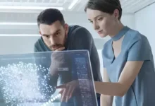 Amnistía pone el dedo en la llaga: la inteligencia artificial se alimenta de nuestros datos y nuestra privacidad paga la factura 5 La extracción ilegal de datos de la web, incluidos datos personales, alimenta el suministro de productos de inteligencia artificial generativa en sistemas que perpetúan la violación masiva de la privacidad, segpún Amnistía Internacional. La organización pide, como también hizo el papa León XIV en su reciente encíclica, que los Estados establezcan reglas y exijan responsabilidades a las empresas sobre esos diseños y decisiones empresariales.